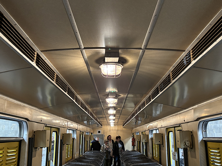 Выставка ретро-вагонов метро на станции Партизанская (фото Олег Д., Москва, май, 2025)