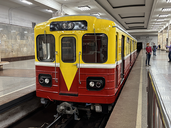 Выставка ретро-вагонов метро на станции Партизанская (фото Олег Д., Москва, май, 2025)