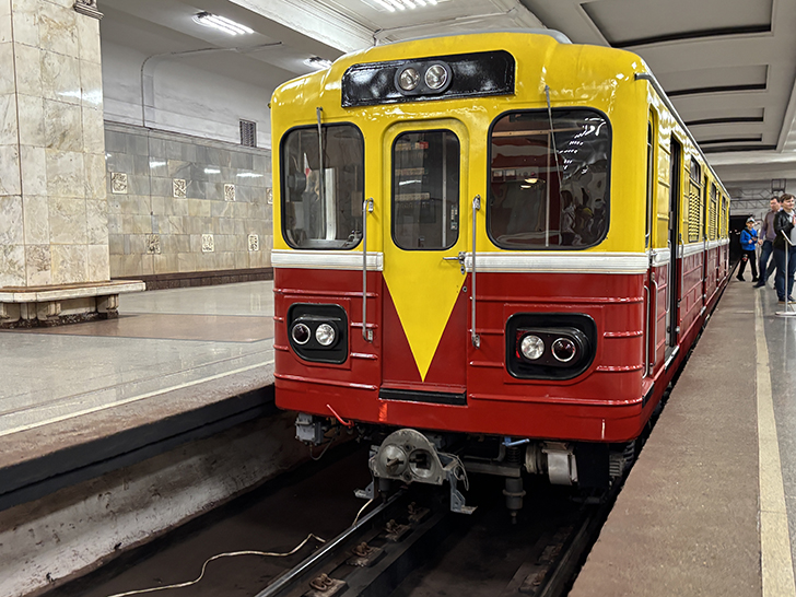 Выставка ретро-вагонов метро на станции Партизанская (фото Олег Д., Москва, май, 2025)