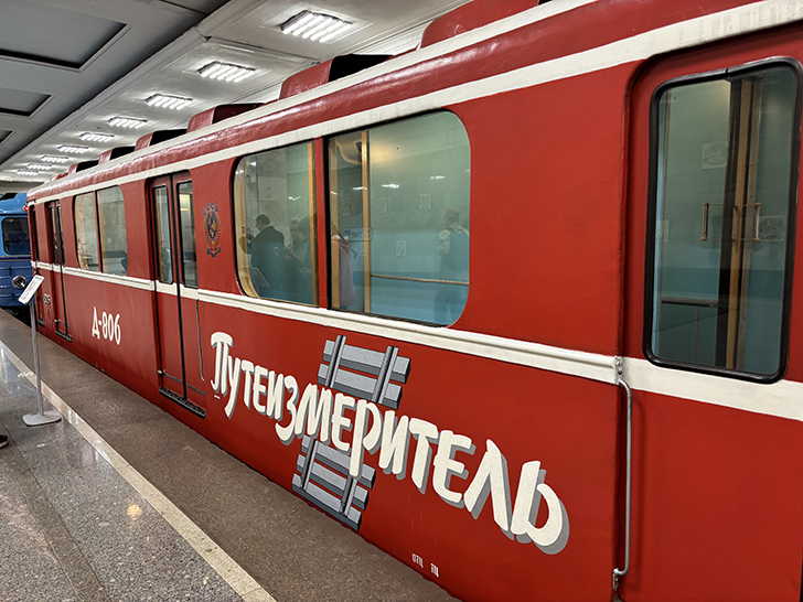Выставка ретро-вагонов метро на станции Партизанская (фото Олег Д., Москва, май, 2025)