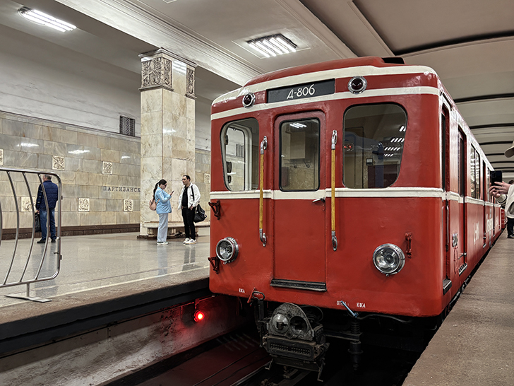 Выставка ретро-вагонов метро на станции Партизанская (фото Олег Д., Москва, май, 2025)