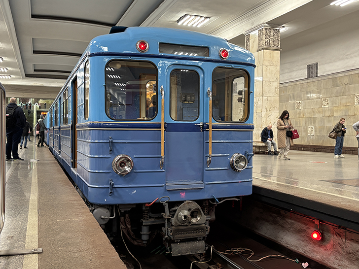 Выставка ретро-вагонов метро на станции Партизанская (фото Олег Д., Москва, май, 2025)