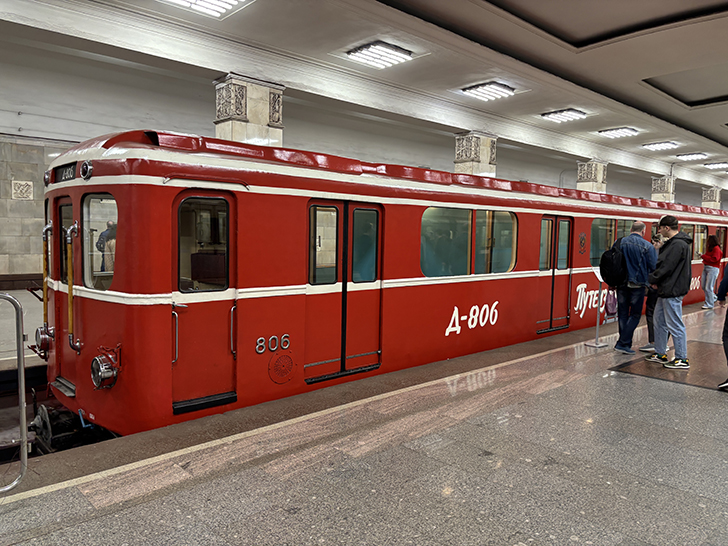 Выставка ретро-вагонов метро на станции Партизанская (фото Олег Д., Москва, май, 2025)