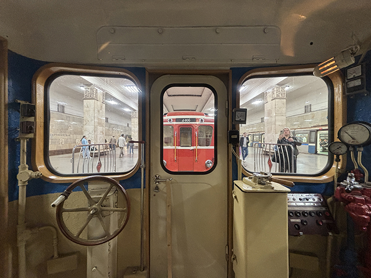 Выставка ретро-вагонов метро на станции Партизанская (фото Олег Д., Москва, май, 2025)