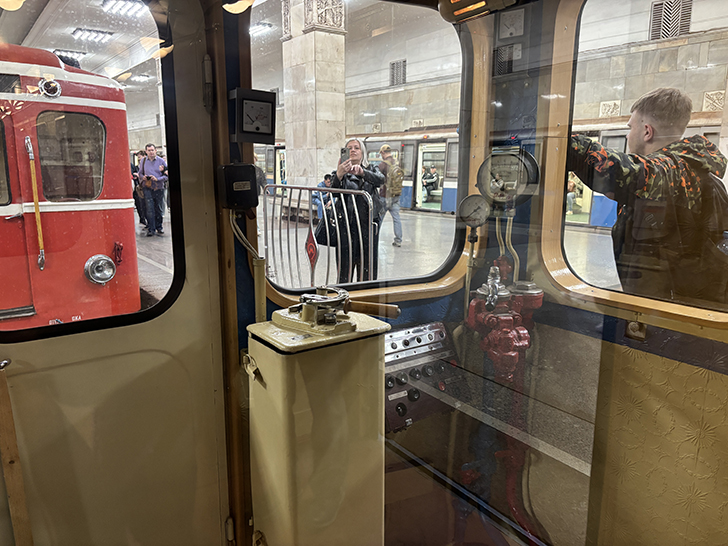 Выставка ретро-вагонов метро на станции Партизанская (фото Олег Д., Москва, май, 2025)