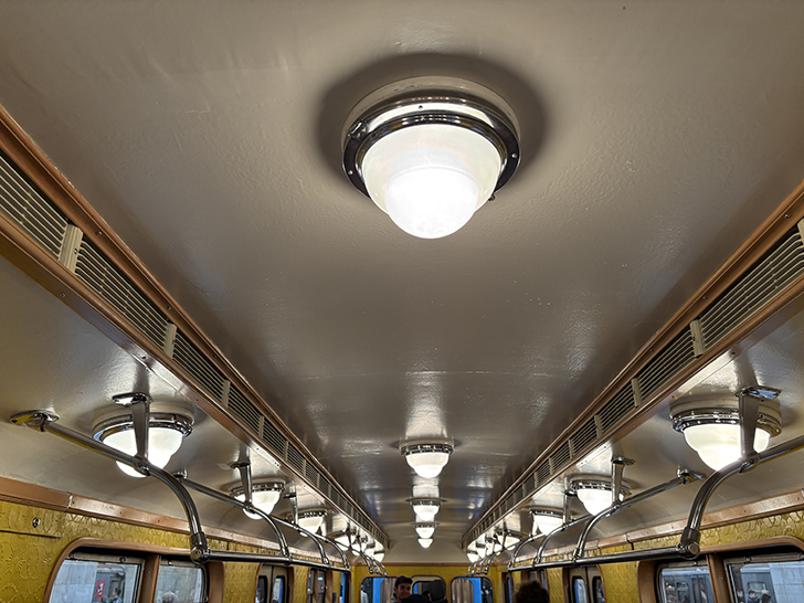 Выставка ретро-вагонов метро на станции Партизанская (фото Олег Д., Москва, май, 2025)