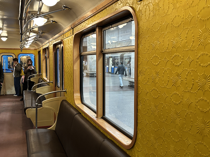 Выставка ретро-вагонов метро на станции Партизанская (фото Олег Д., Москва, май, 2025)