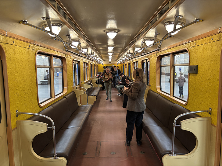 Выставка ретро-вагонов метро на станции Партизанская (фото Олег Д., Москва, май, 2025)