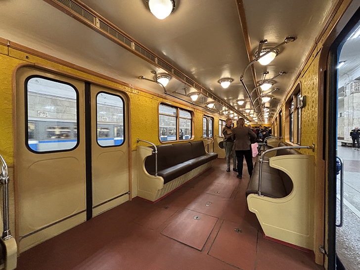 Выставка ретро-вагонов метро на станции Партизанская (фото Олег Д., Москва, май, 2025)