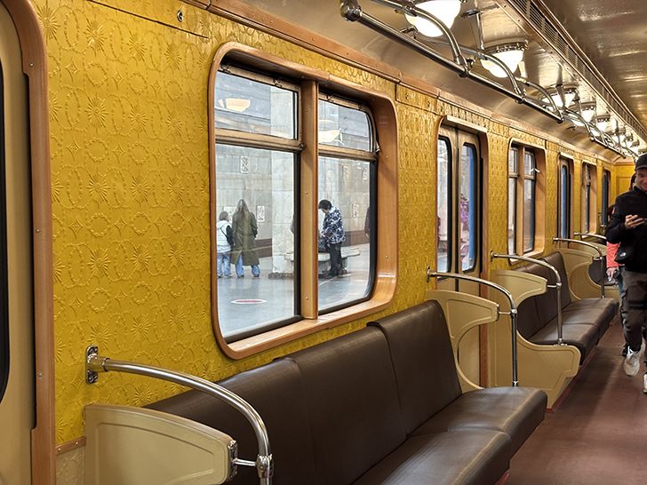 Выставка ретро-вагонов метро на станции Партизанская (фото Олег Д., Москва, май, 2025)