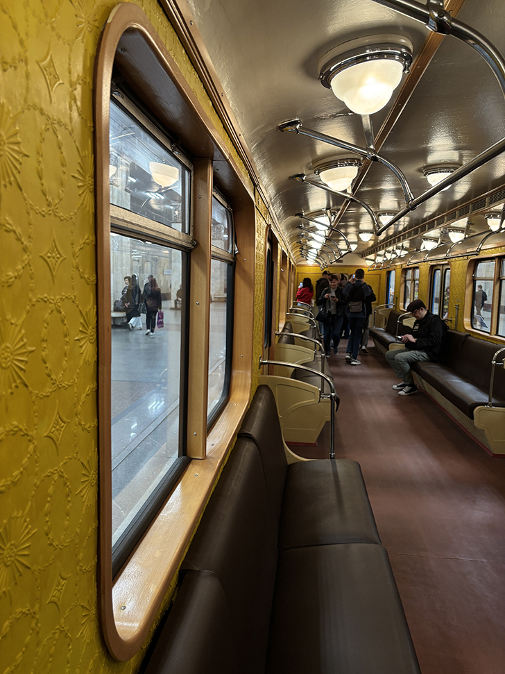 Выставка ретро-вагонов метро на станции Партизанская (фото Олег Д., Москва, май, 2025)