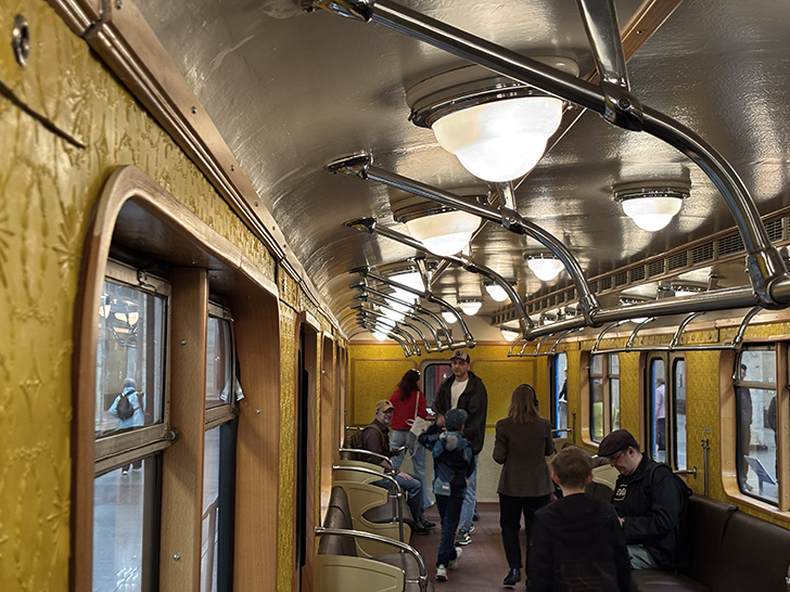 Выставка ретро-вагонов метро на станции Партизанская (фото Олег Д., Москва, май, 2025)