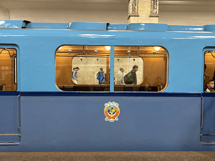 Выставка ретро-вагонов метро на станции Партизанская (фото Олег Д., Москва, май, 2025)