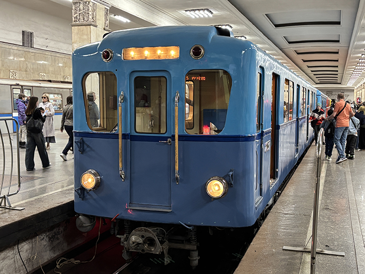 Выставка ретро-вагонов метро на станции Партизанская (фото Олег Д., Москва, май, 2025)