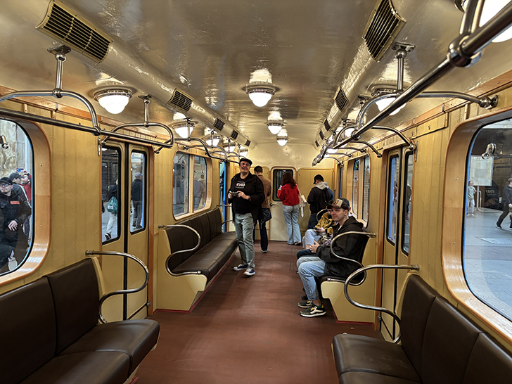 Выставка ретро-вагонов метро на станции Партизанская (фото Олег Д., Москва, май, 2025)