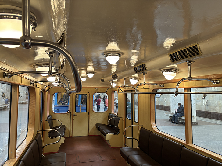 Выставка ретро-вагонов метро на станции Партизанская (фото Олег Д., Москва, май, 2025)