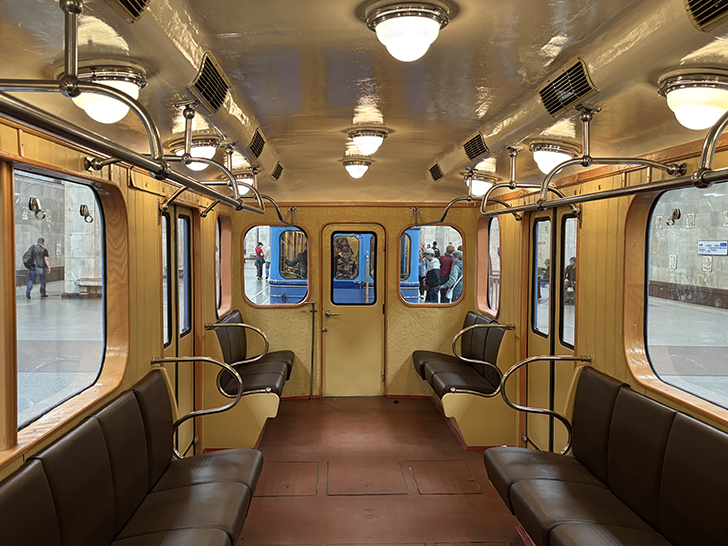 Выставка ретро-вагонов метро на станции Партизанская (фото Олег Д., Москва, май, 2025)