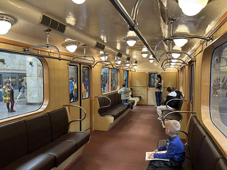 Выставка ретро-вагонов метро на станции Партизанская (фото Олег Д., Москва, май, 2025)