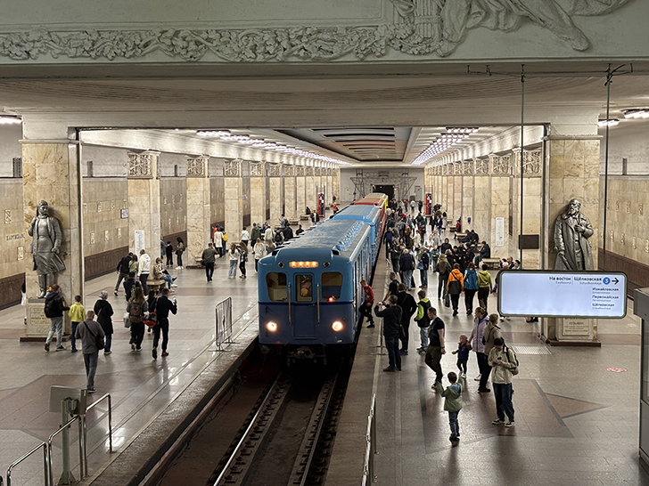Выставка ретро-вагонов метро на станции Партизанская (фото Олег Д., Москва, май, 2025)