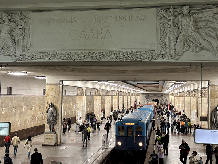 Выставка ретро-вагонов метро на станции Партизанская (фото Олег Д., Москва, май, 2025)