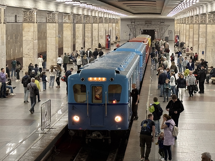 Выставка ретро-вагонов метро на станции Партизанская (фото Олег Д., Москва, май, 2025)