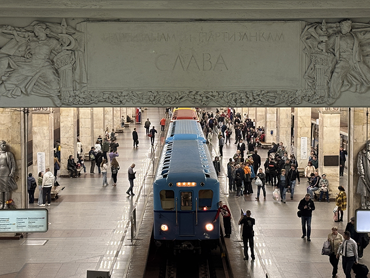 Выставка ретро-вагонов метро на станции Партизанская (фото Олег Д., Москва, май, 2025)