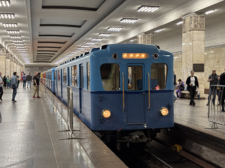 Выставка ретро-вагонов метро на станции Партизанская (фото Олег Д., Москва, май, 2025)