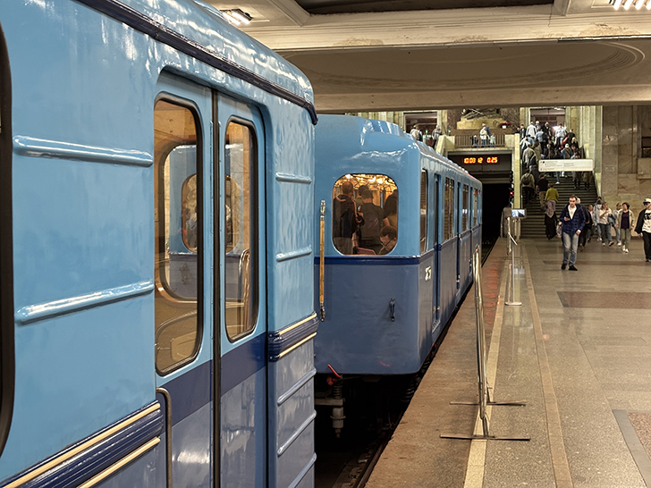 Выставка ретро-вагонов метро на станции Партизанская (фото Олег Д., Москва, май, 2025)