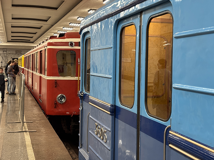 Выставка ретро-вагонов метро на станции Партизанская (фото Олег Д., Москва, май, 2025)