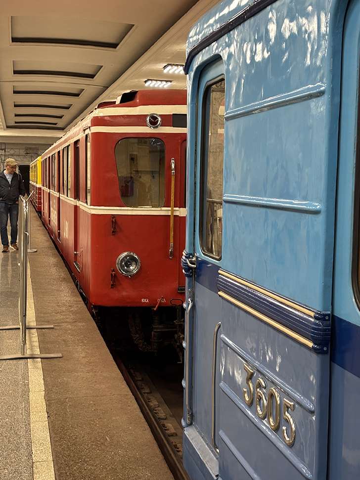 Выставка ретро-вагонов метро на станции Партизанская (фото Олег Д., Москва, май, 2025)