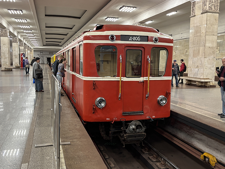 Выставка ретро-вагонов метро на станции Партизанская (фото Олег Д., Москва, май, 2025)