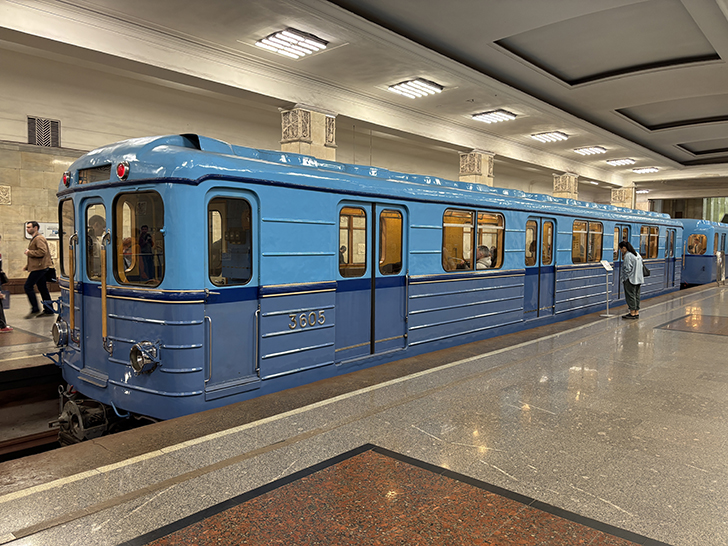 Выставка ретро-вагонов метро на станции Партизанская (фото Олег Д., Москва, май, 2025)