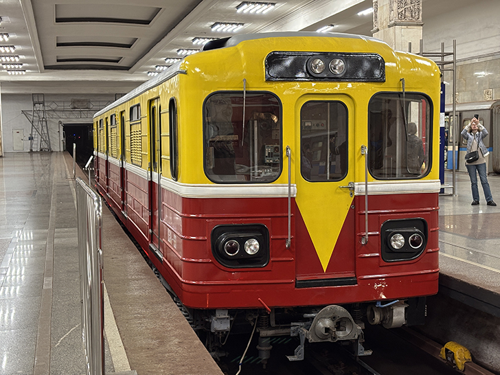 Выставка ретро-вагонов метро на станции Партизанская (фото Олег Д., Москва, май, 2025)