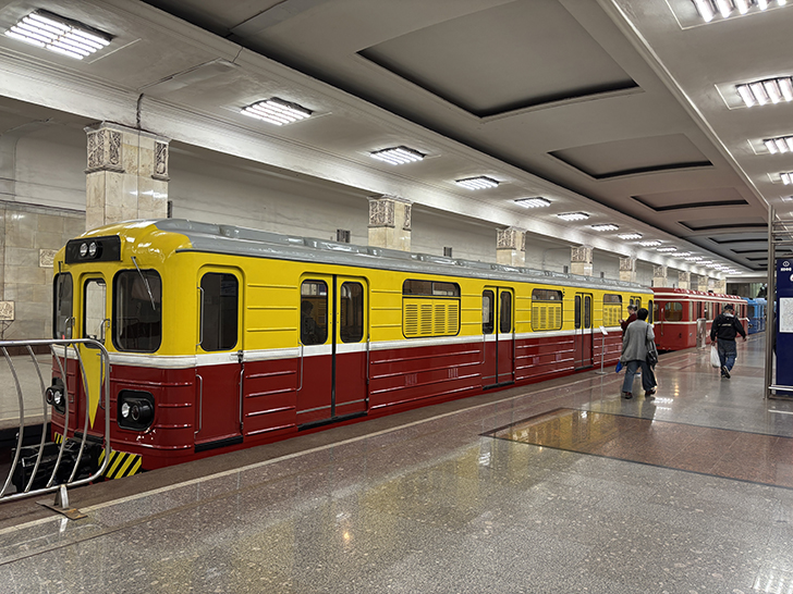 Выставка ретро-вагонов метро на станции Партизанская (фото Олег Д., Москва, май, 2025)