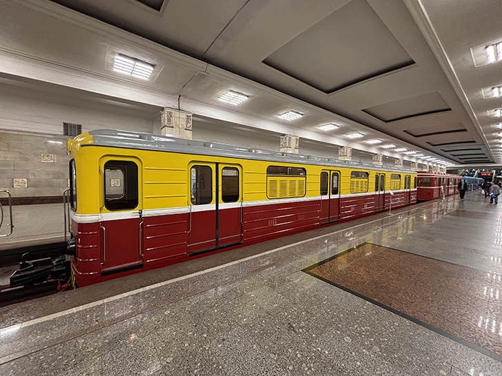 Выставка ретро-вагонов метро на станции Партизанская (фото Олег Д., Москва, май, 2025)