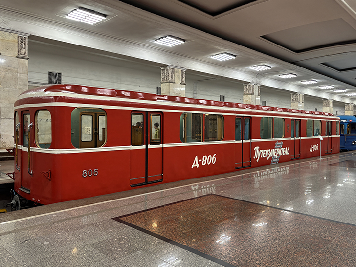 Выставка ретро-вагонов метро на станции Партизанская (фото Олег Д., Москва, май, 2025)