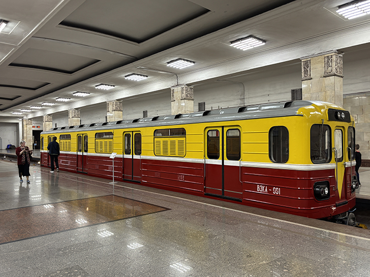 Выставка ретро-вагонов метро на станции Партизанская (фото Олег Д., Москва, май, 2025)