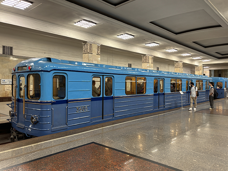 Выставка ретро-вагонов метро на станции Партизанская (фото Олег Д., Москва, май, 2025)