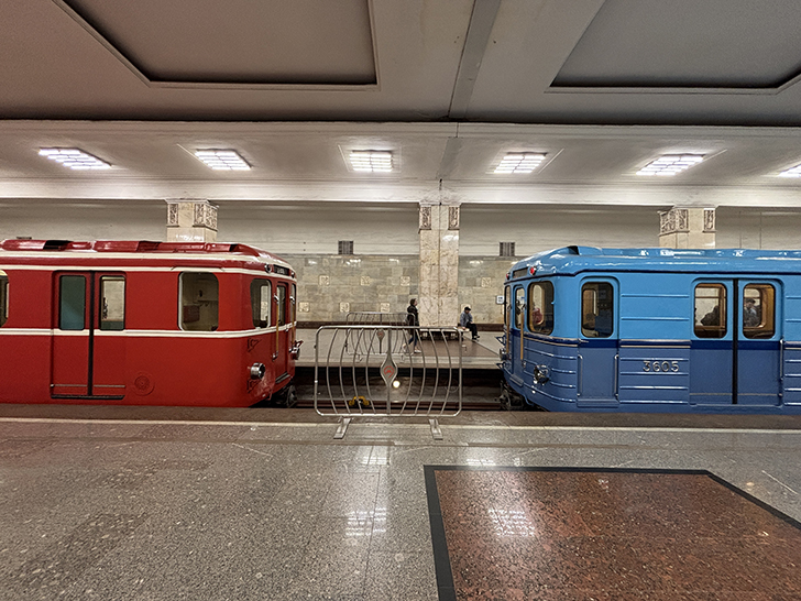 Выставка ретро-вагонов метро на станции Партизанская (фото Олег Д., Москва, май, 2025)