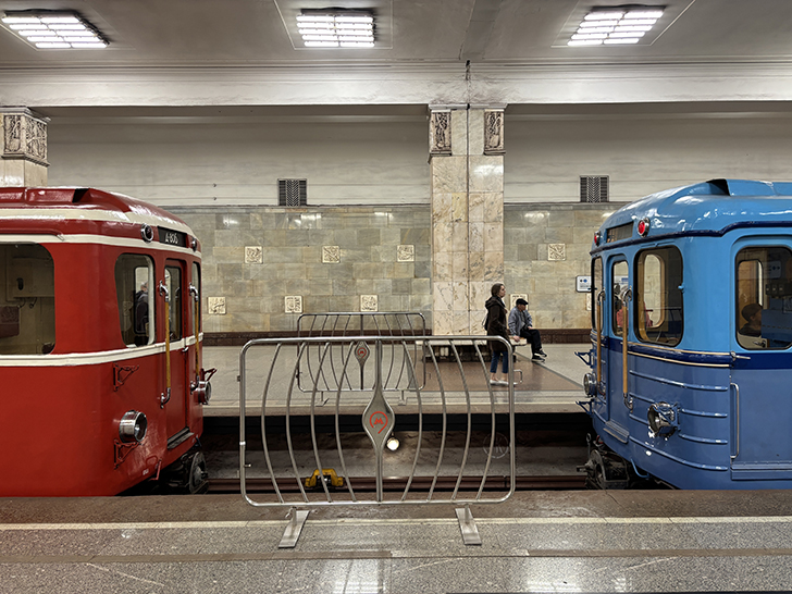 Выставка ретро-вагонов метро на станции Партизанская (фото Олег Д., Москва, май, 2025)