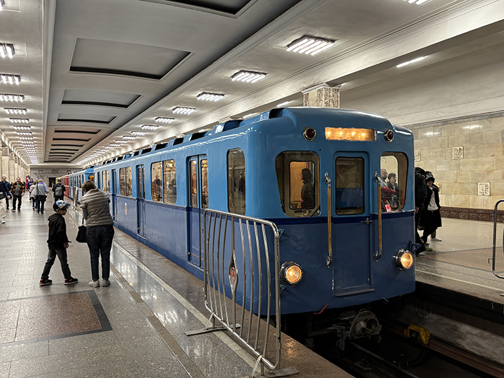 Выставка ретро-вагонов метро на станции Партизанская (фото Олег Д., Москва, май, 2025)