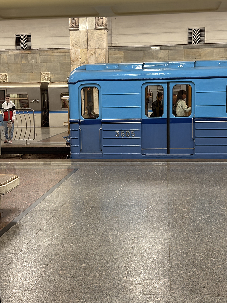 Выставка ретро-вагонов метро на станции Партизанская (фото Олег Д., Москва, май, 2025)