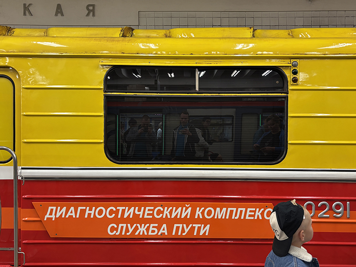 Выставка спец-вагонов метро на станции Полежаевская (фото Олег Д., Москва, май, 2025)