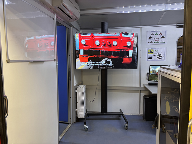 Выставка спец-вагонов метро на станции Полежаевская (фото Олег Д., Москва, май, 2025)