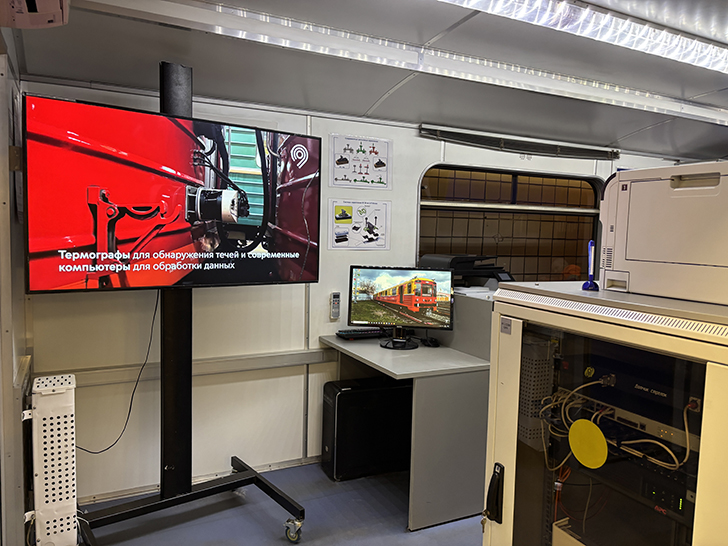 Выставка спец-вагонов метро на станции Полежаевская (фото Олег Д., Москва, май, 2025)