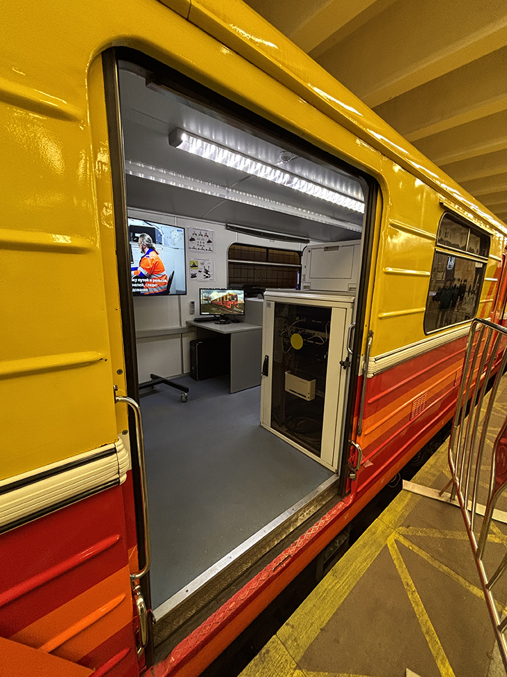 Выставка спец-вагонов метро на станции Полежаевская (фото Олег Д., Москва, май, 2025)