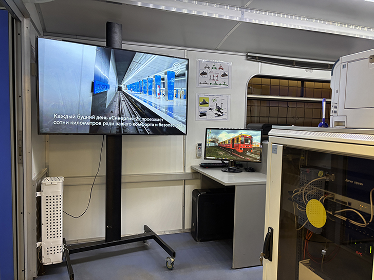 Выставка спец-вагонов метро на станции Полежаевская (фото Олег Д., Москва, май, 2025)