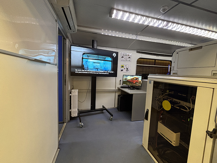 Выставка спец-вагонов метро на станции Полежаевская (фото Олег Д., Москва, май, 2025)