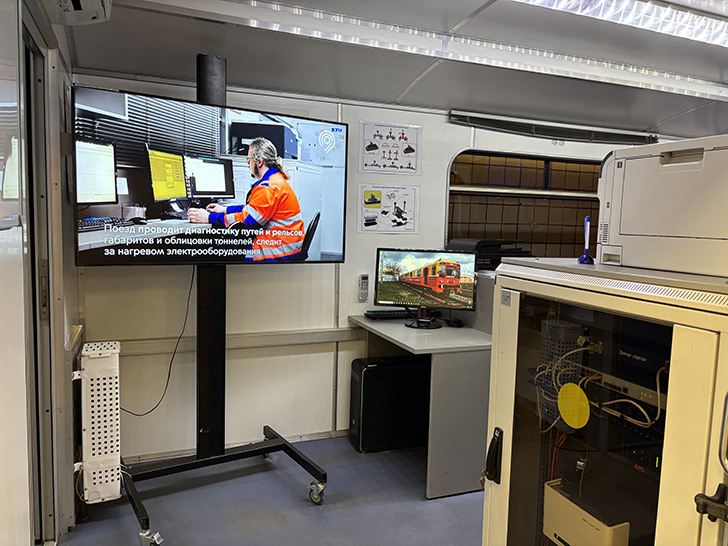 Выставка спец-вагонов метро на станции Полежаевская (фото Олег Д., Москва, май, 2025)