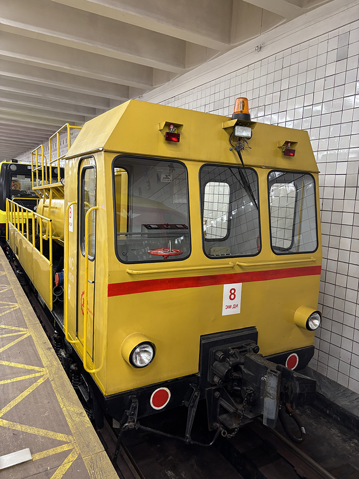 Выставка спец-вагонов метро на станции Полежаевская (фото Олег Д., Москва, май, 2025)